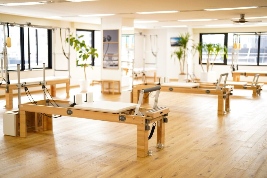 MOHI Pilates 東京 HQ スタジオに置かれたリフォーマー